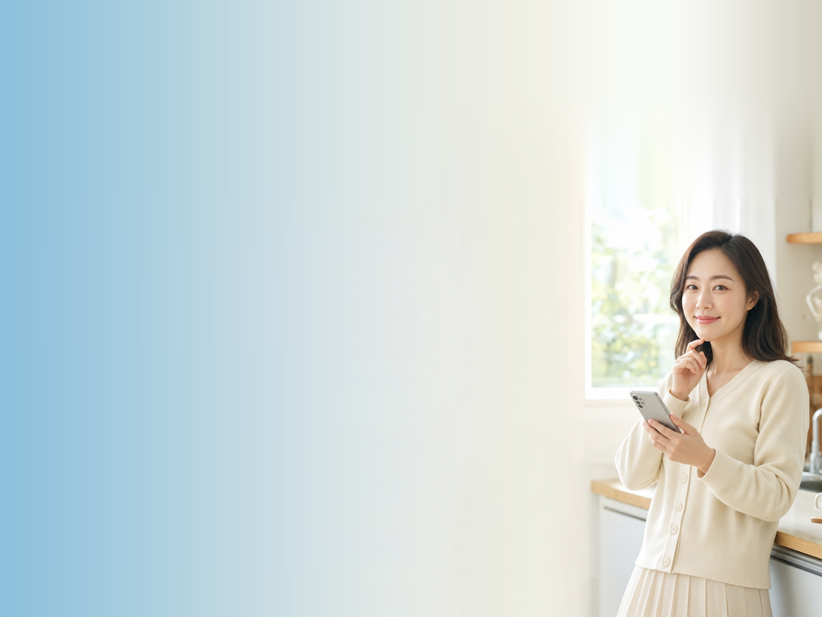 다음머니 상계카드깡 상계에서 휴대전화로 갚을 금액을 떠올리는 고객